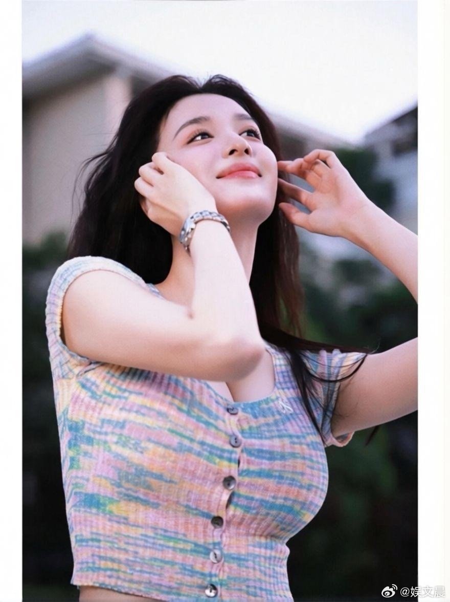 王楚然轻熟风写真释出，昔日被称作“小刘亦菲”，如今已然蜕变为独当一面的耀眼女星，