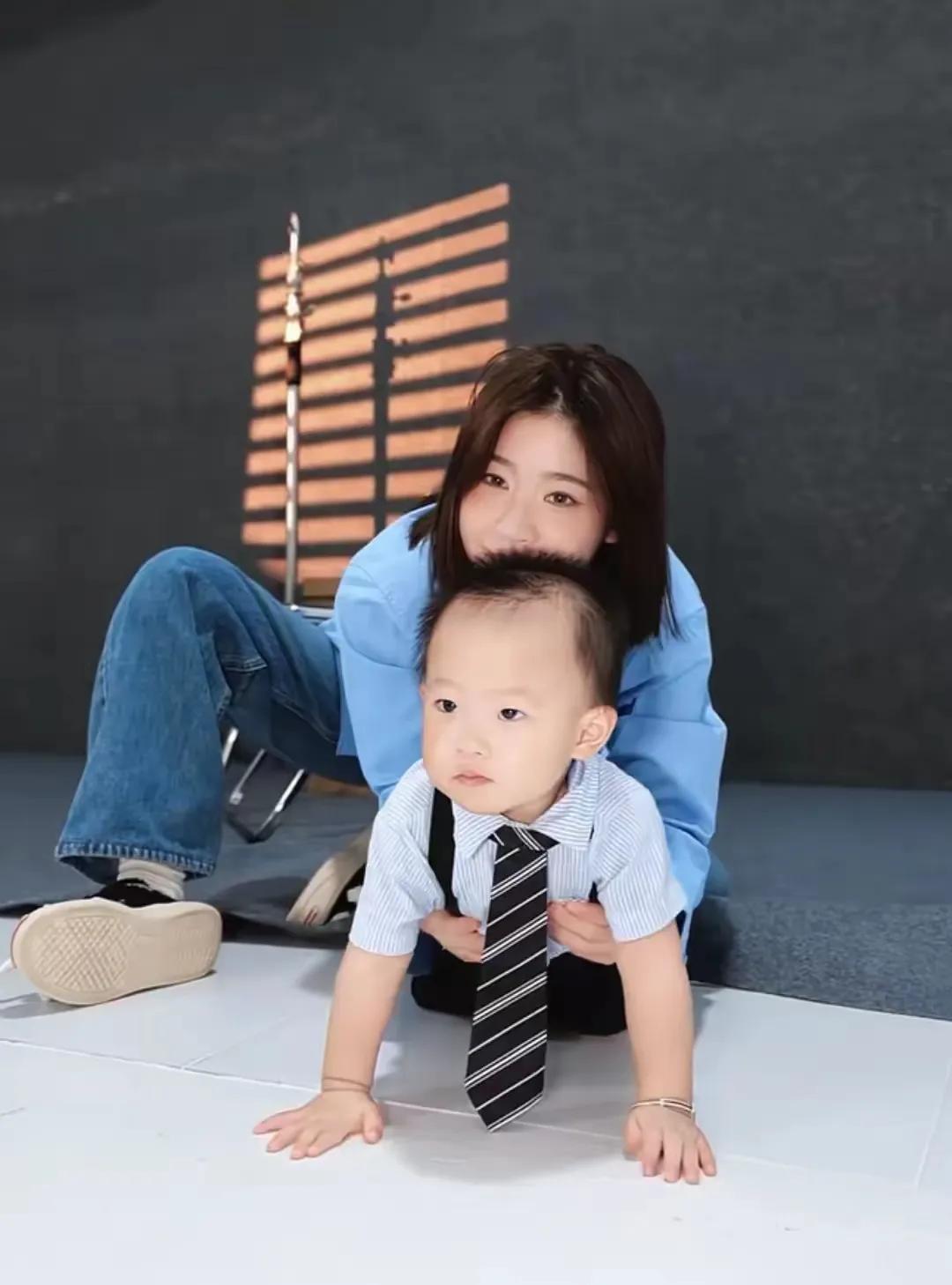 闪闪这张好霸气哦，乍看之下好似个男娃，如果他是男孩那肯定把爷爷乐坏了，是男娃的话