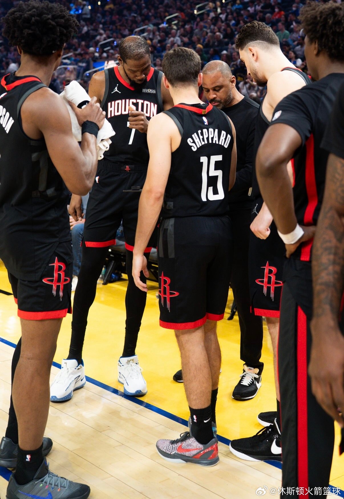 在过去五场比赛中，火箭队每场的三分命中率都至少达到40%，且至少命中13记三分球