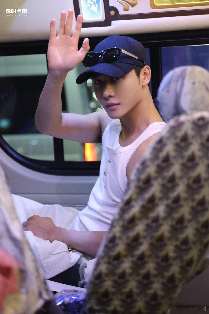 代高政搀扶晕倒的粉丝 代高政这现实中的霸总太暖心！看到粉丝晕倒，立刻上前，和安保