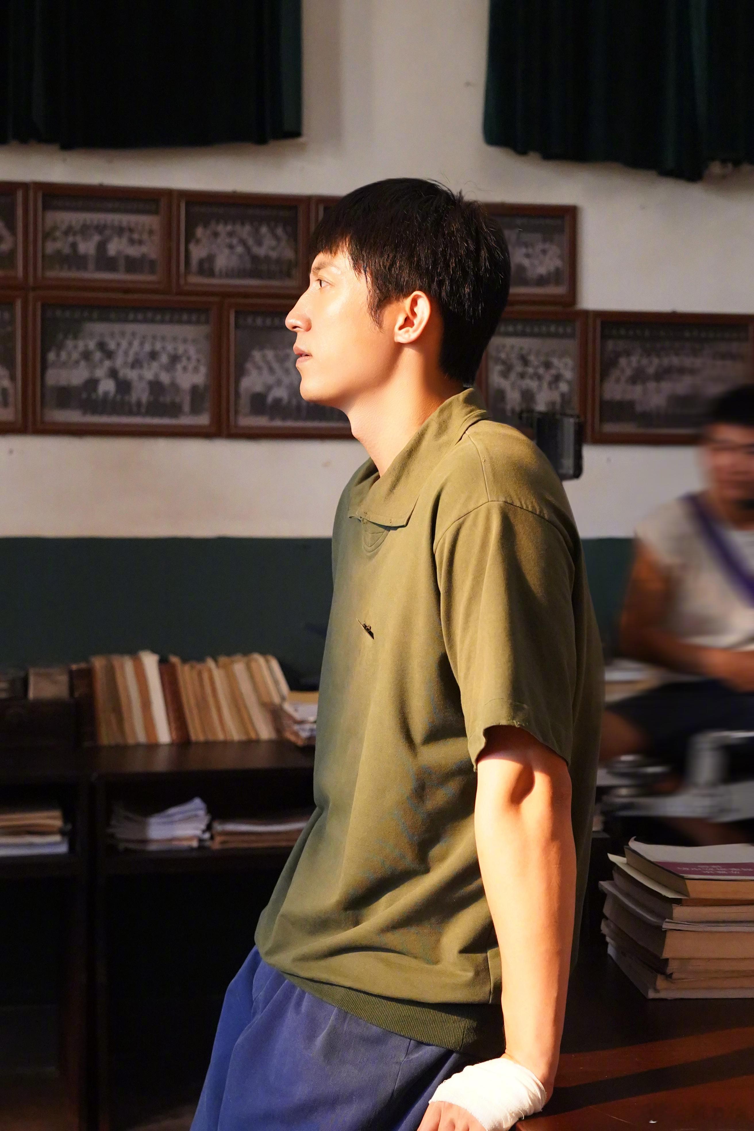 黄景瑜黄景瑜新剧享了有文化的福hjy黄景瑜陈一众 ＂少年存在春风里，而我陷入梦境