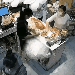 这女的也太嚣张了！当着店家的面，把台桌上的面点给推到了地上！看样子是这女的对店家