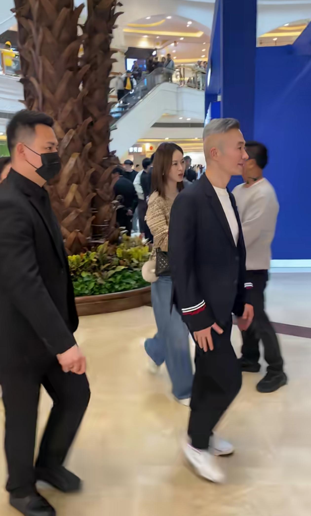 上海原知名主持人程雷现状曝光。近日，程雷出席某商业活动，场面前呼后拥，人气似乎回