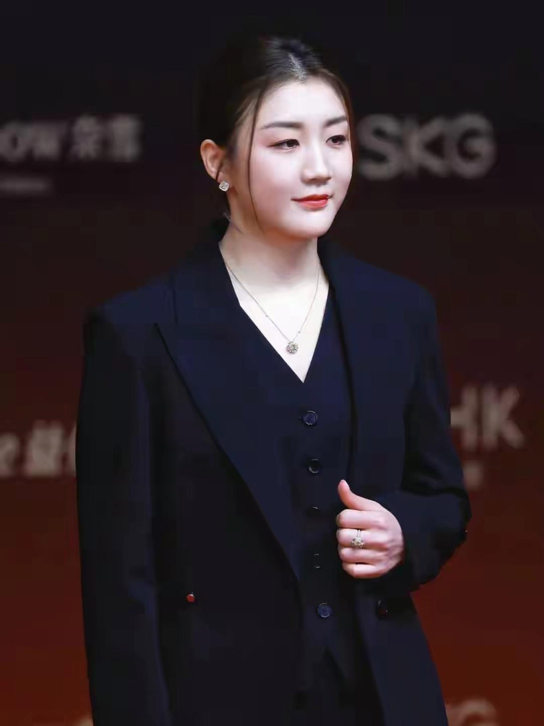 陈梦1700元西装气场盖过表哥黄晓明，内娱红毯炫富党该脸红了！同场晚会上，她一身