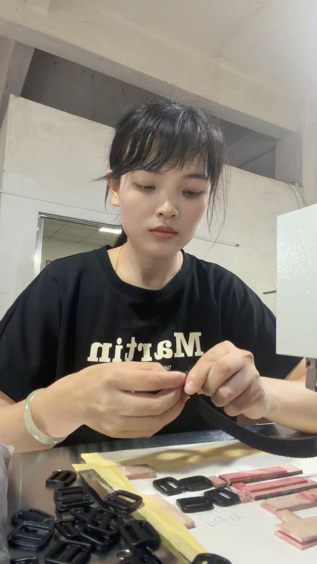 今天的坏心情是黑色衣服影响的，穿这衣服好热啊