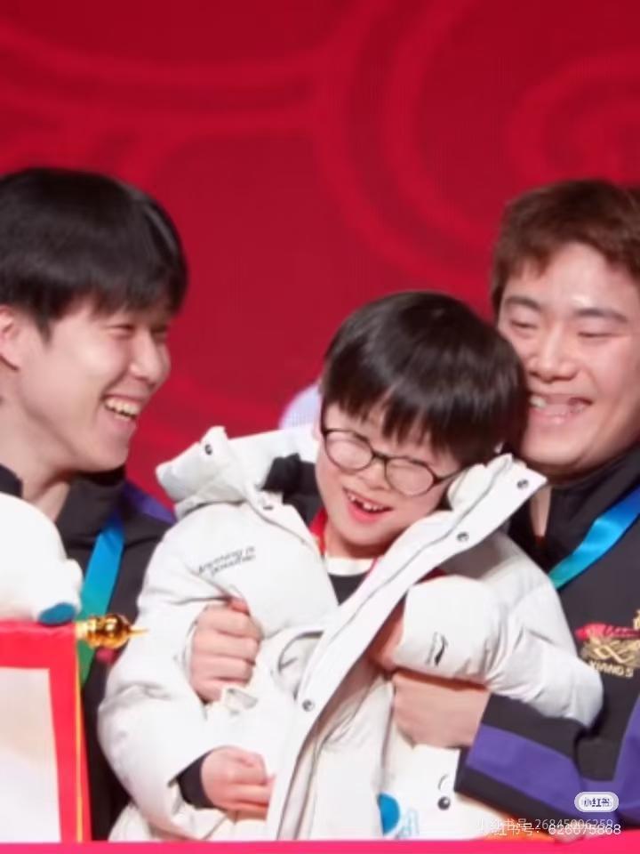 这届乒超总决赛梁靖昆的儿子真的是太抢眼了！不仅在决赛现场亲自上场当球童，还目睹了