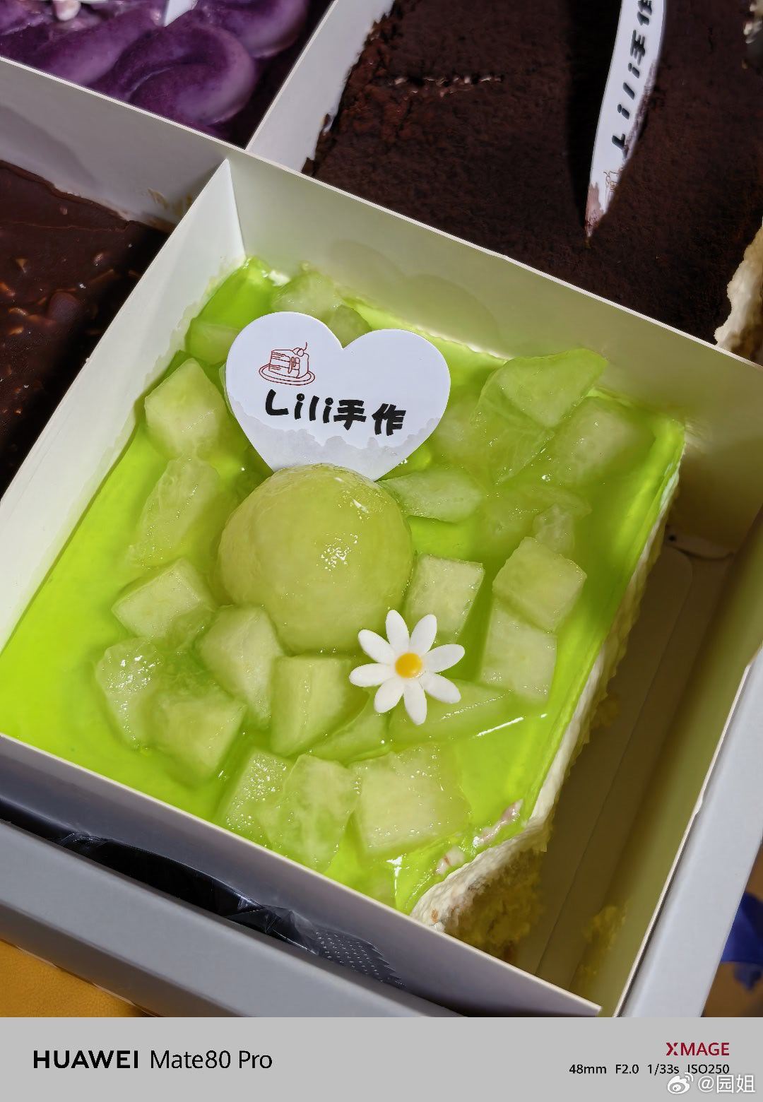 朋友送了一盒蛋糕，说跨年了晚上吃，这不又得长肉呀