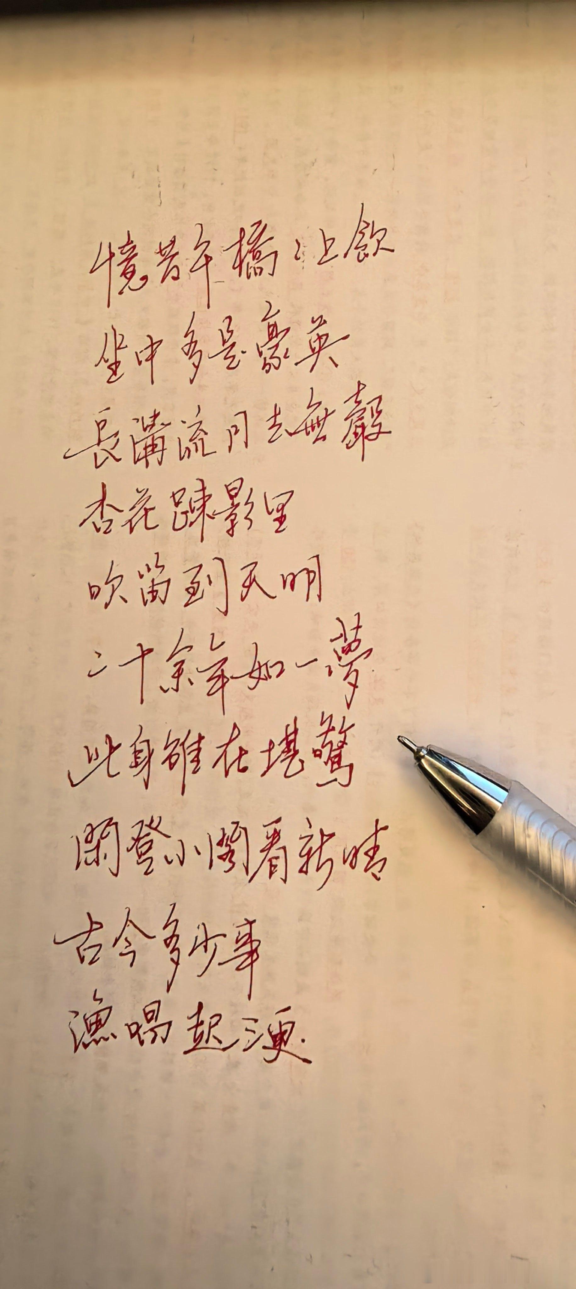 昨天下雪了。小时候那种纷纷扬扬，几乎可以听得到簌簌声的大雪，现在已经很少见到了。