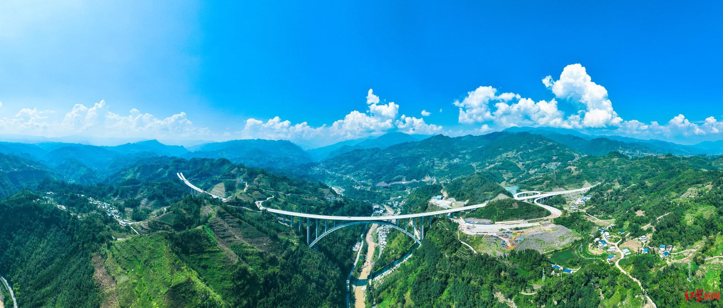 设计师揭秘乐西高速:为何在无人区建7.5亩“吊脚楼式”停车区