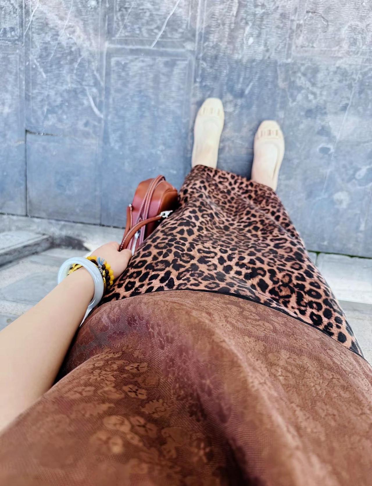 豹纹红云纱，人在衣中晃，越晃越时尚… 今日份极简穿搭 豹纹裙ootd 穿搭是取悦