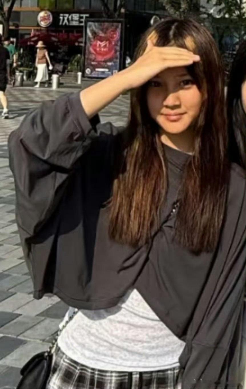 三里屯偶遇甜馨脸上带着浅浅的笑意，乖乖对着镜头拍照，乖巧温顺的样子越看越治愈人心