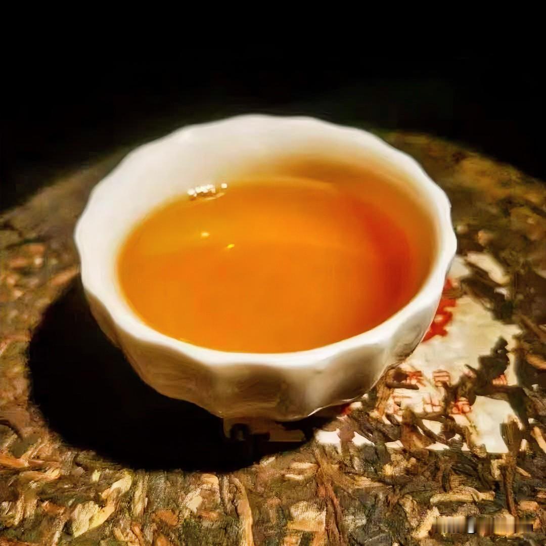 茶叶到底要“泡”多久?

午后的光从窗格漏进来，刚好落在茶盘上。烧水，温杯，投茶