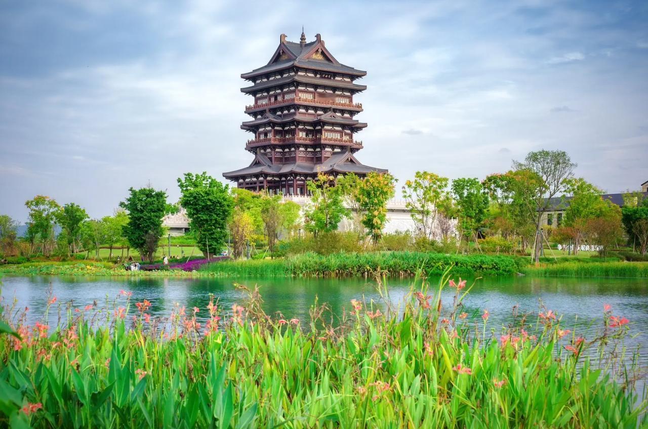 随着春风的轻轻唤醒，大地披上了一袭翠绿新装，万物复苏，生机盎然。公园里，樱花如云