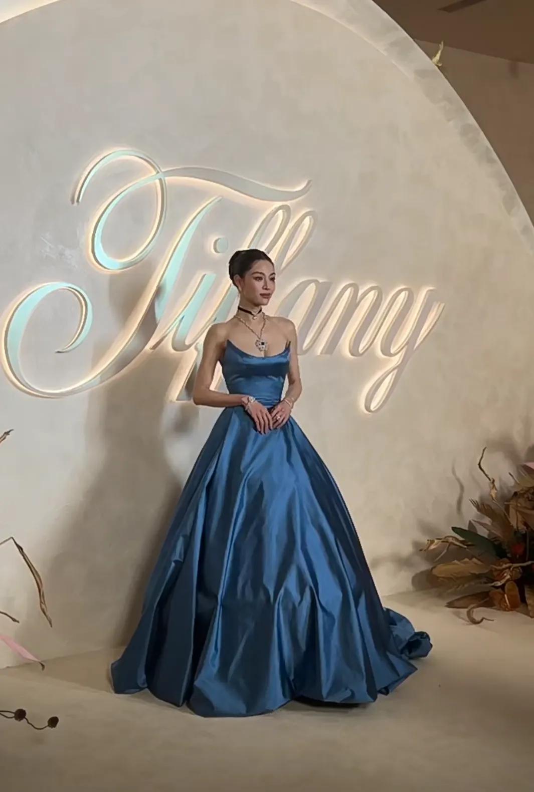 钟楚曦蒂芙尼活动造型又出圈了！蓝色缎面礼服好像迪士尼在逃公主啊！钟楚曦样貌，身材