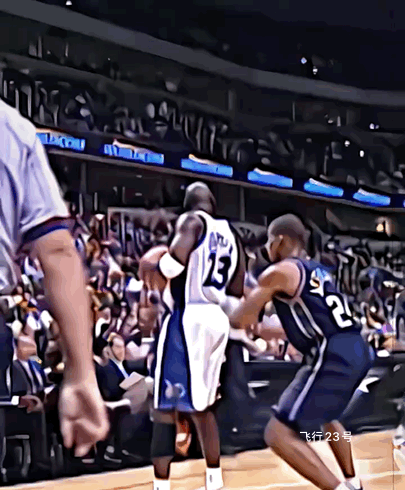 来看一下40岁乔丹打球！
40岁的乔丹打球，那简直是传奇延续！一般人到40岁，身