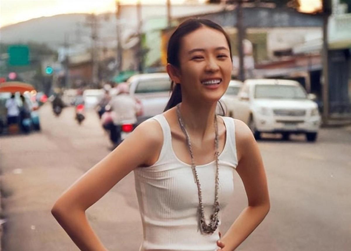 2003年，中戏门口，张国立的儿子张默因怀疑女友童瑶出轨，当众狠狠殴打了她。童瑶