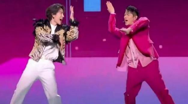 2026年春晚，王一博与郭富城合作《闪耀动起来》炸翻全场。表演时王一博开场镶钻定