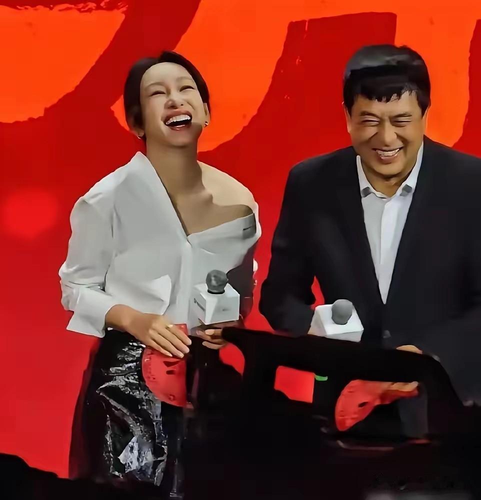 秦海璐笑着说在丑角中，不笑都觉得不对，出现的时候我就说谁给他画的妆？因为他给自己