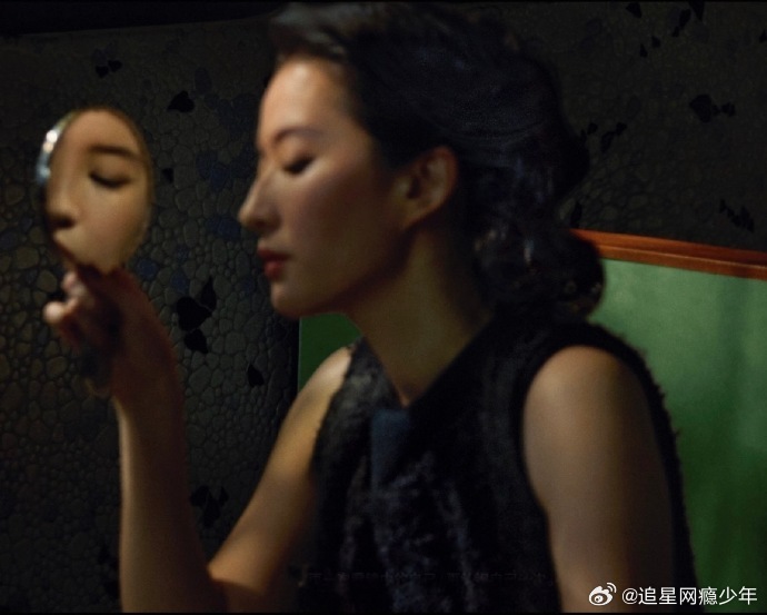 刘亦菲旗袍刘亦菲这张脸太有内容了，好像看她拍一部民国电影啊！ 