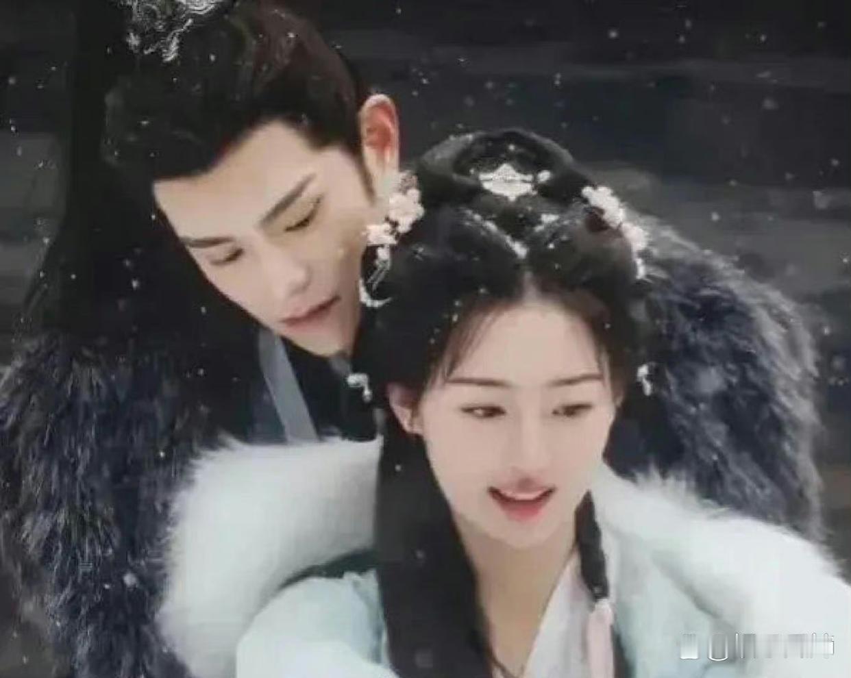 还好是《与凤行》先播的，不然单看这镜头、这款式又得闹翻天了… ​​​