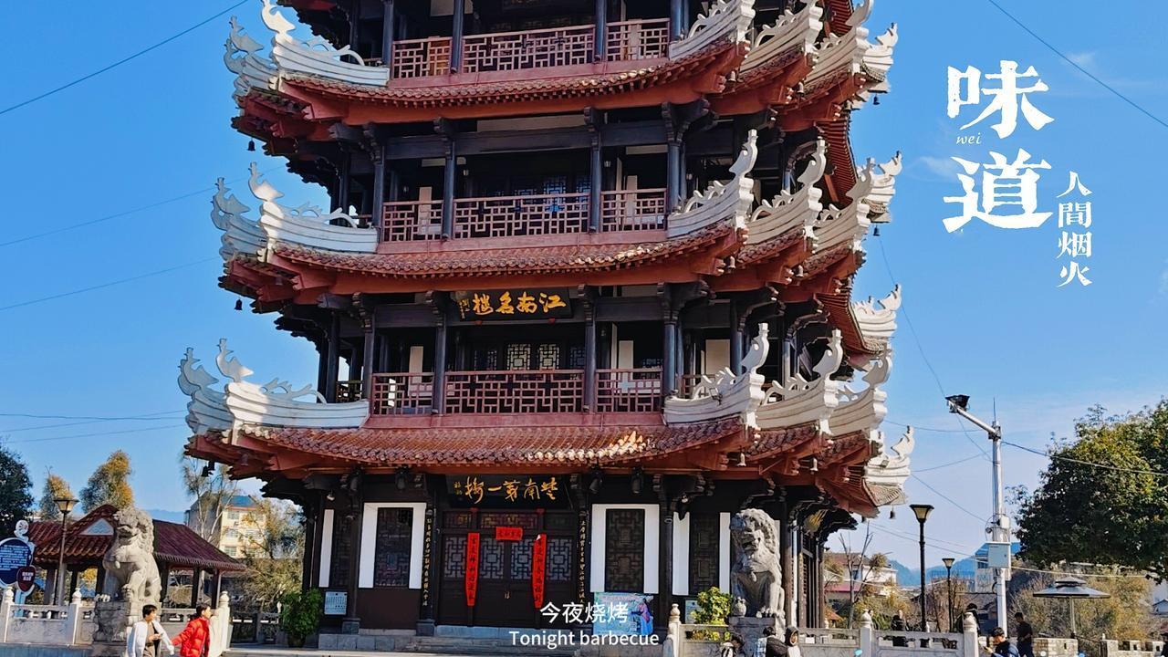家乡的人文美景
 
我的家乡藏着最动人的烟火与风光。清晨，古巷里青砖黛瓦映着晨光