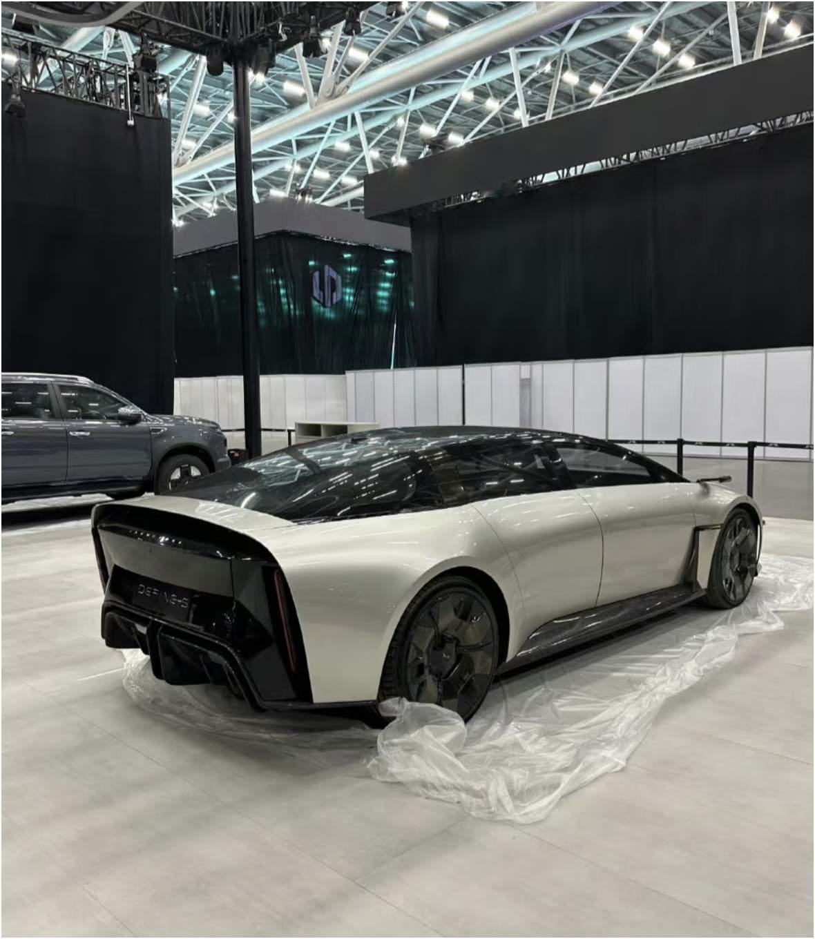 理想“被剽窃”风波：车圈抄袭争议背后，原创与跟风的博弈
 
“糟糕，我们的设计被