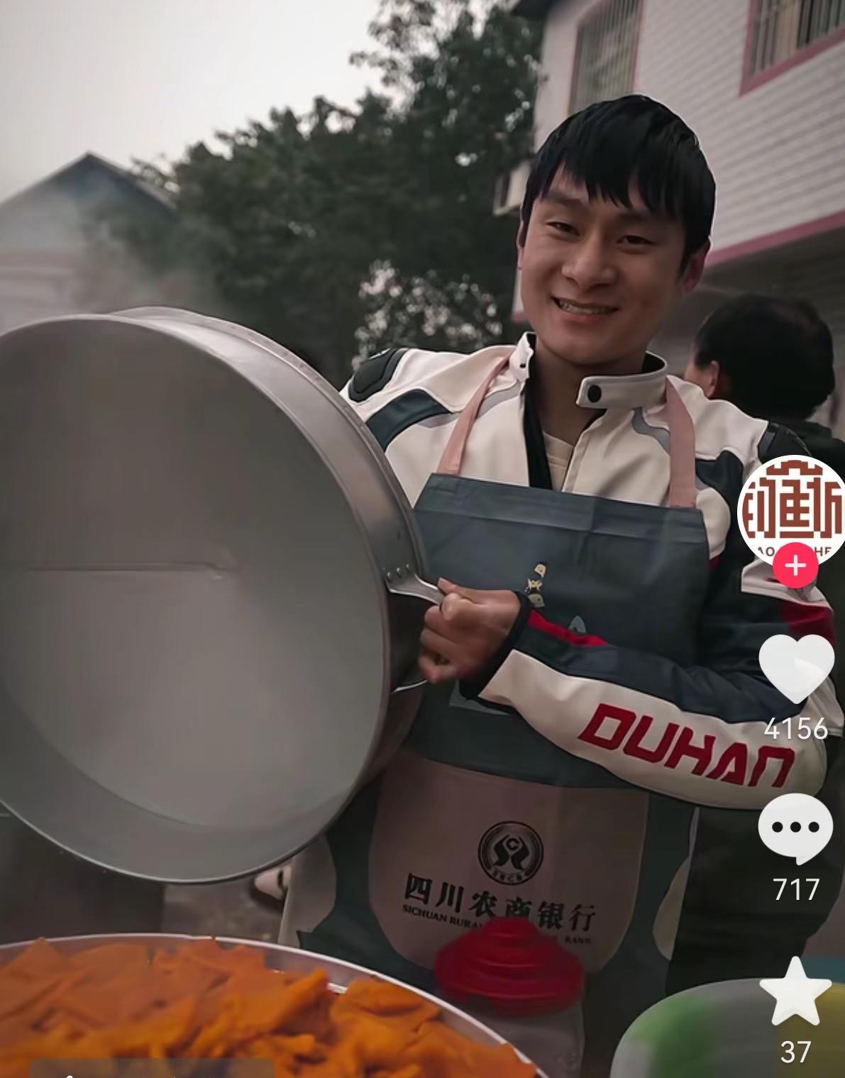 这是网友们给呆呆选的最佳“男朋友”，

小伙子表现的很优秀，直播全程都在干活，