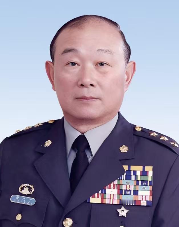 他被蒋经国称为“英雄中的英雄，硬汉中的硬汉”，国军二级上将，陆军副总司令，退役后