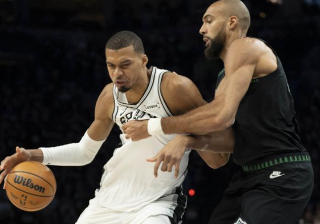 森林狼主场球迷简直是太投入了。NBA西部半决赛，森林狼打马刺的比赛中，比赛进行到