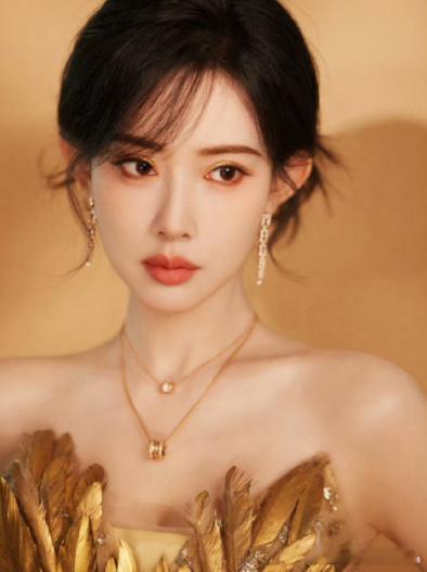 鎏金天使降临🪽孟姐每一张图都美的如此权威～ ​​​娱乐娱乐[超话] ​​​