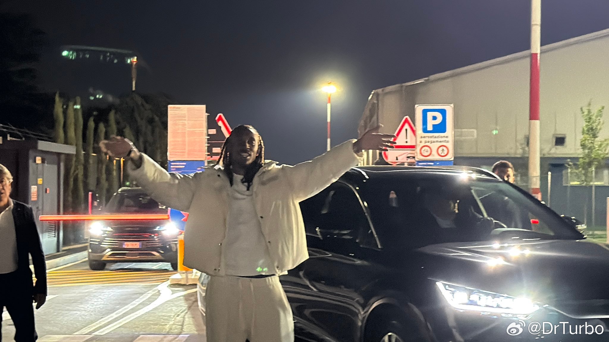 斯彭斯对着记者的镜头：大家好 forza Inter!世界杯v观体坛 🖤💙?
