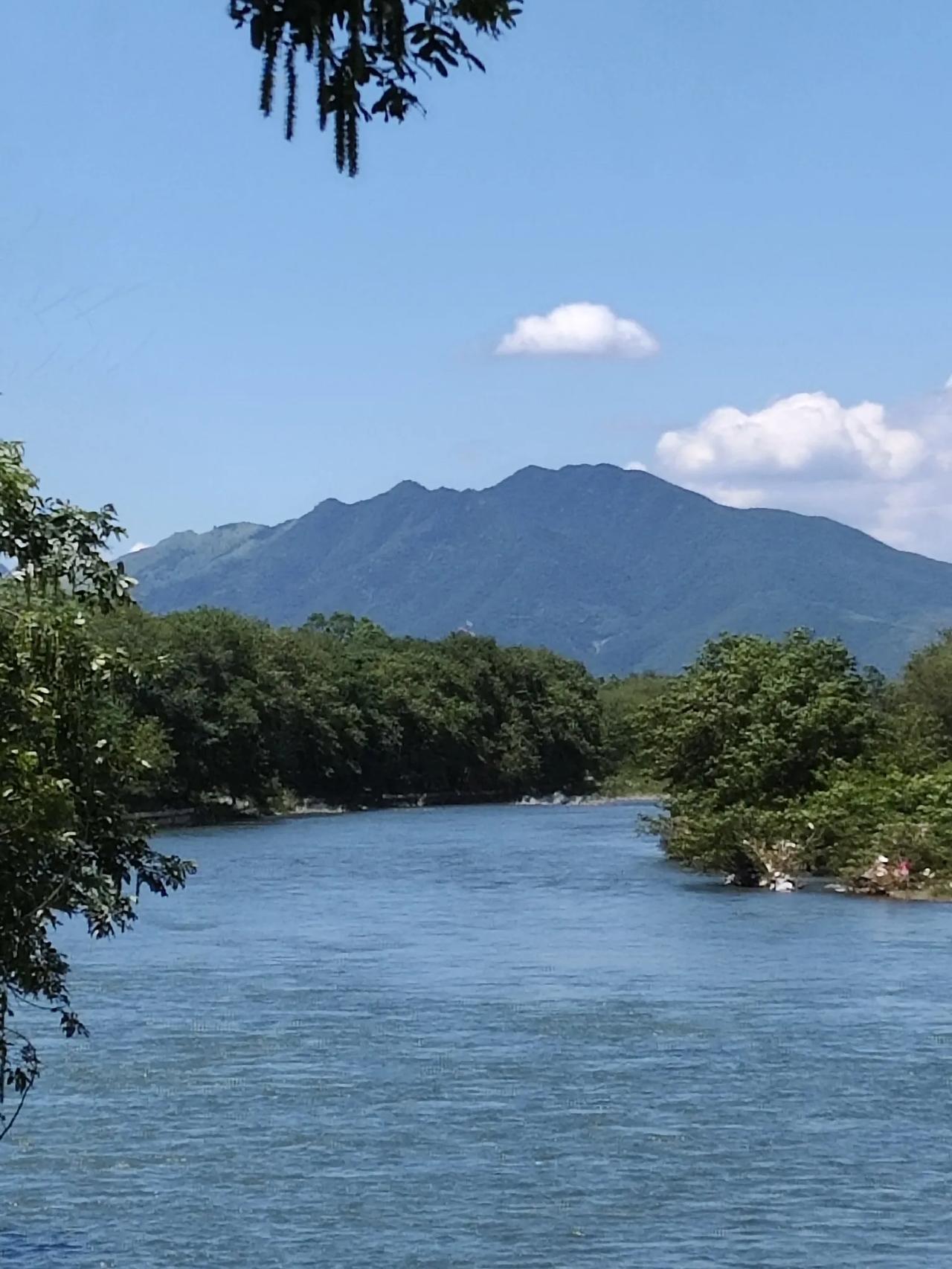 山青水秀蓝天白云。