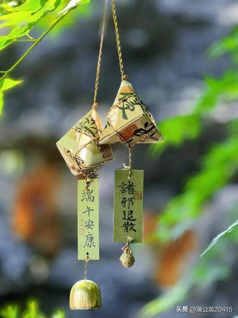 一叶草香
一岁端阳
时光微澜
端午半夏
风调雨顺
岁岁清欢
年年久安
吉祥安康