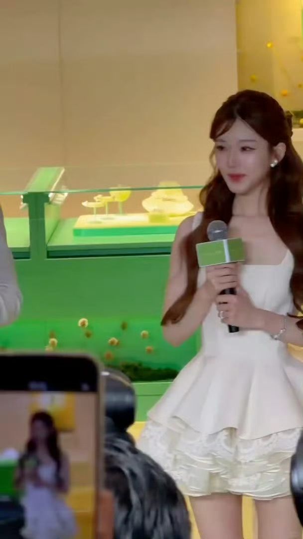 赵露思今天活动生图好美！ 