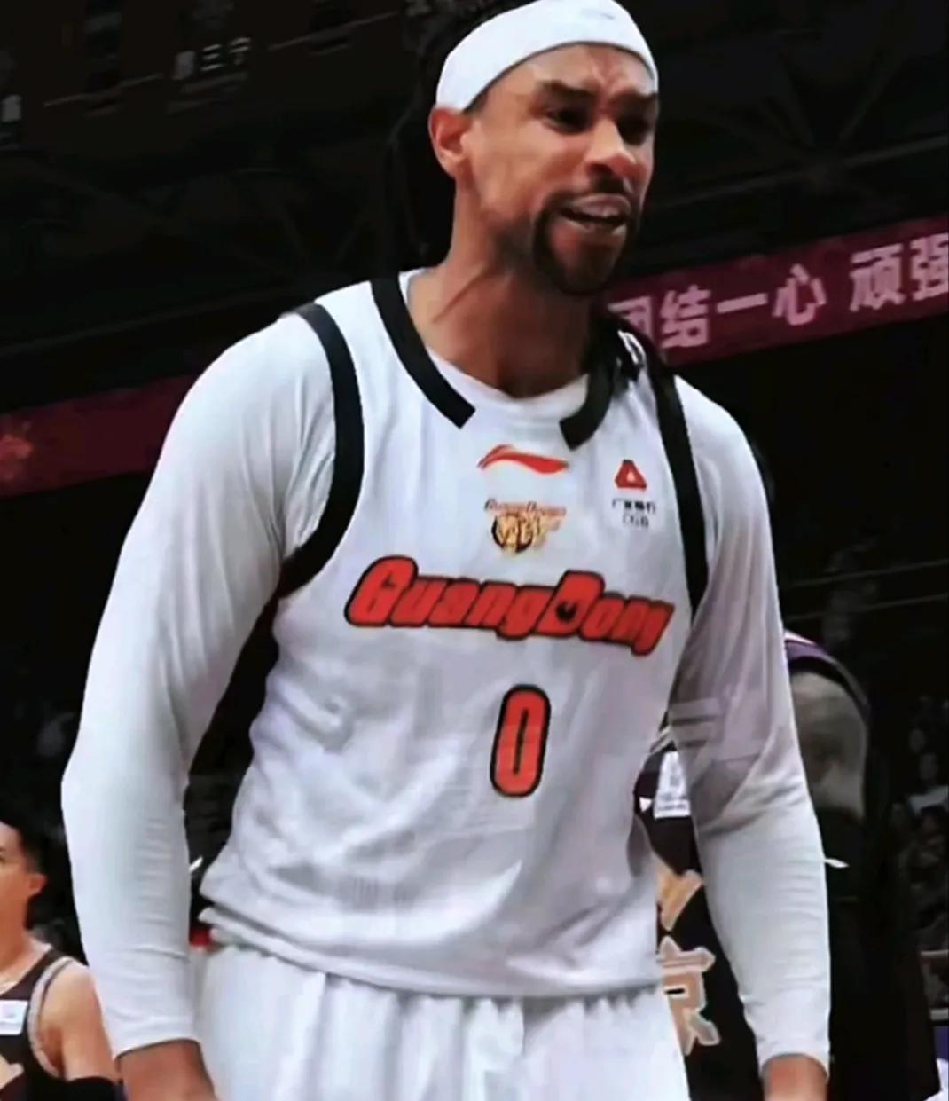 来到广东队，萨林杰可谓是如鱼得水，他是真心喜欢着这个团队。
鸟随鸾凤飞腾远，人伴