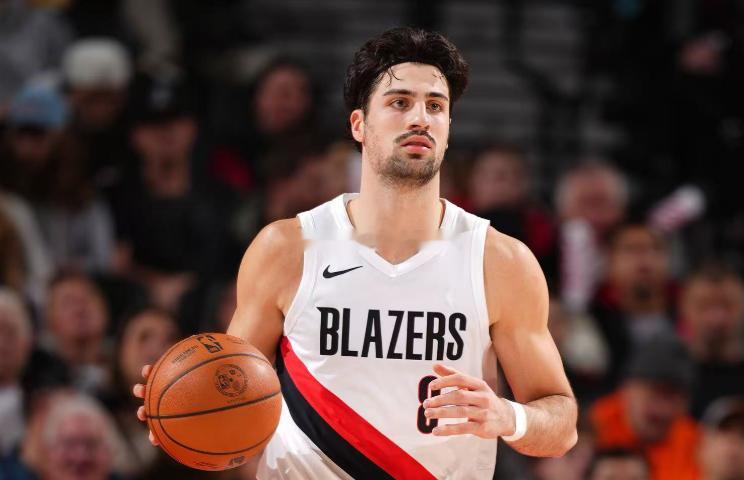 开拓者官方更新了明日对阵76人的球队伤病报告。缺阵球员:利拉德(跟腱撕裂);穆雷