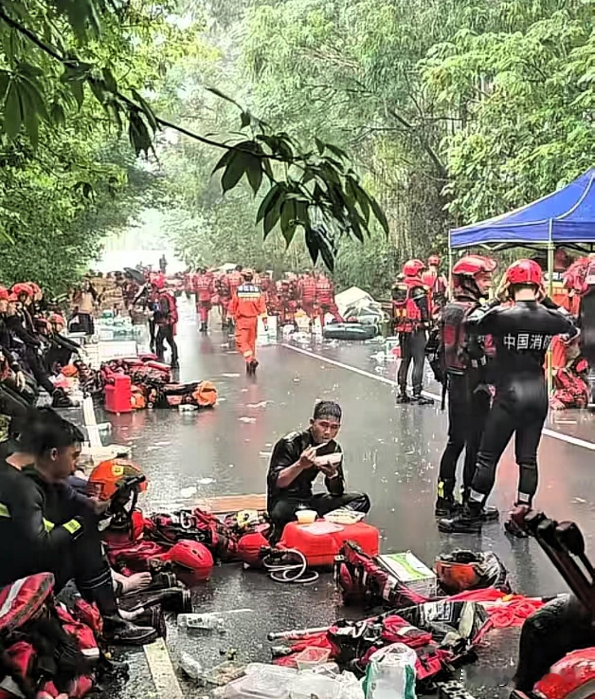 “我唯一的一次中特等奖可能就是投胎做了中国人”。
这是一位网友在广西洪灾救援视频