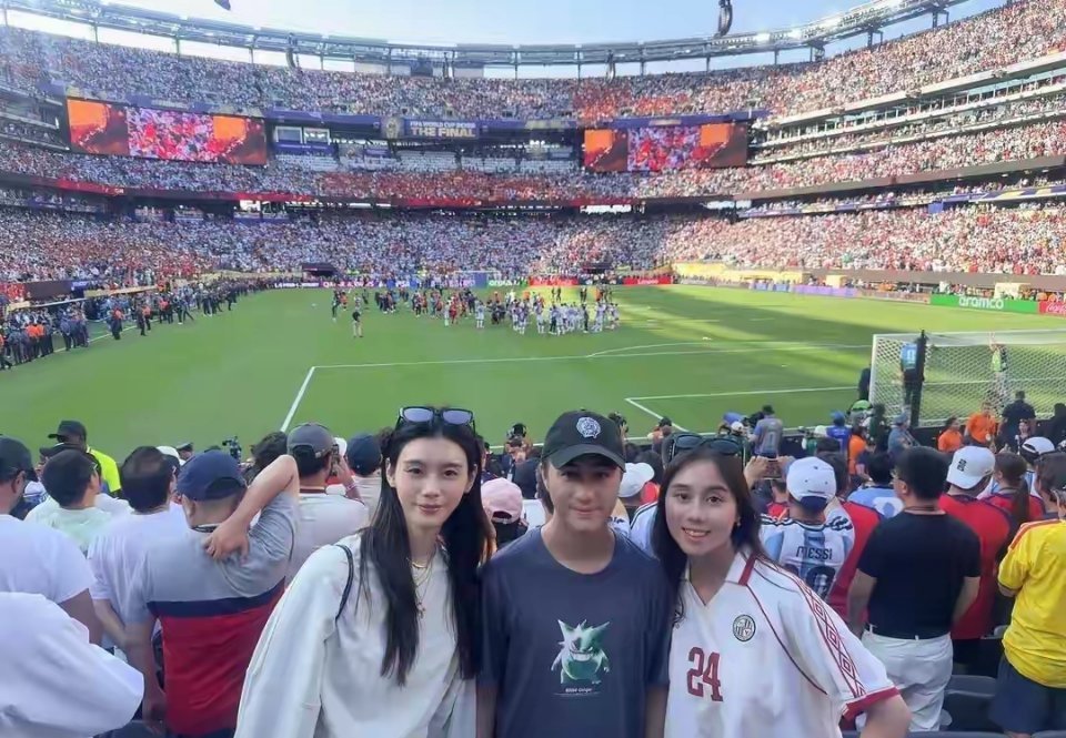 何超欣和哥哥嫂嫂一起看世界杯，奚梦瑶超模气质，皮肤好白啊 