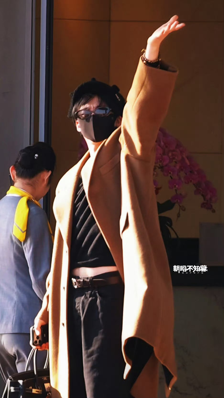 好白的肚肚。麻麻没告诉你出门在外要保护好自己吗？ 。   。