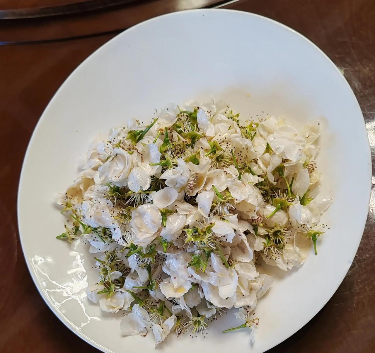 农历二月十二，仲春时节花朵竞相开放，这天是花朝节，古人视作百花集体生日，寄托了对