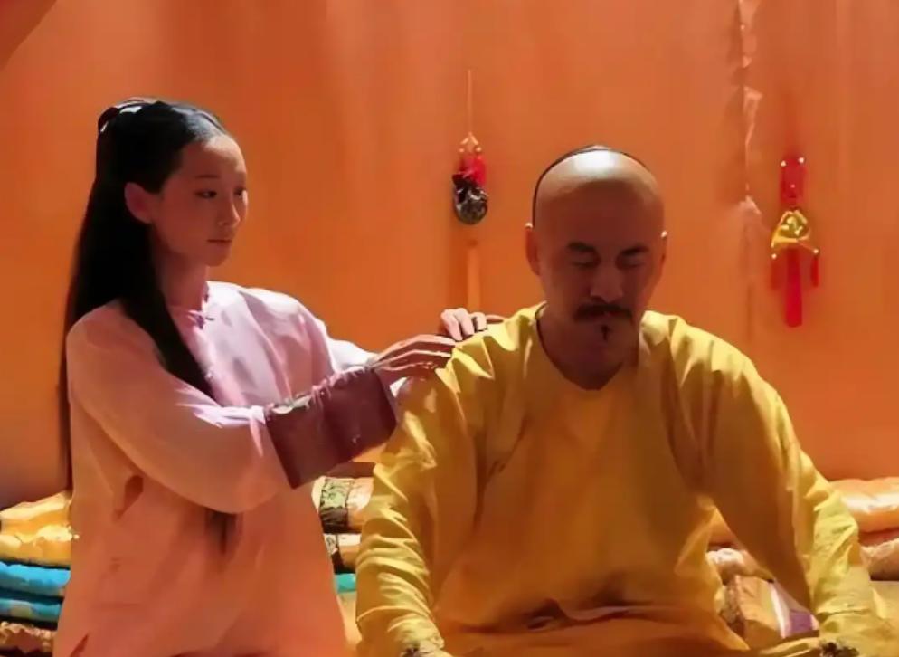 清朝宫里有个奇怪现象：但凡被皇帝宠幸过的妃子，第二天走路都要人搀扶，看起来娇弱得