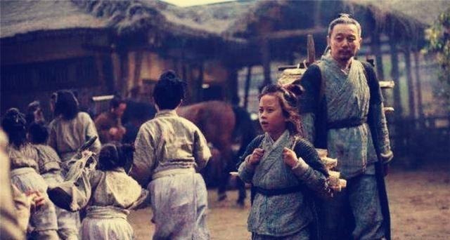 公元208年，曹操盛怒之下，下令将名士孔融处死，并株连全家，当官兵上门抓捕时，孔