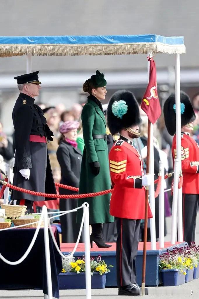 王妃今天出席圣帕特里克节☘️以爱尔兰卫队上校身份！依然是绿色大衣➕绿色头饰装扮！