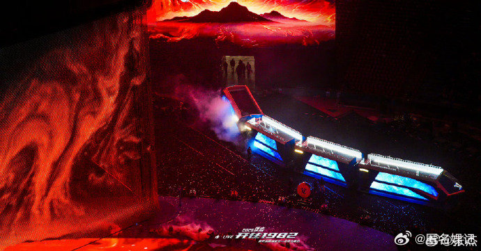 张杰赚点钱全花舞美上了张杰赚点钱全花舞美上，把音乐故事具象化，树状舞台、时空列车