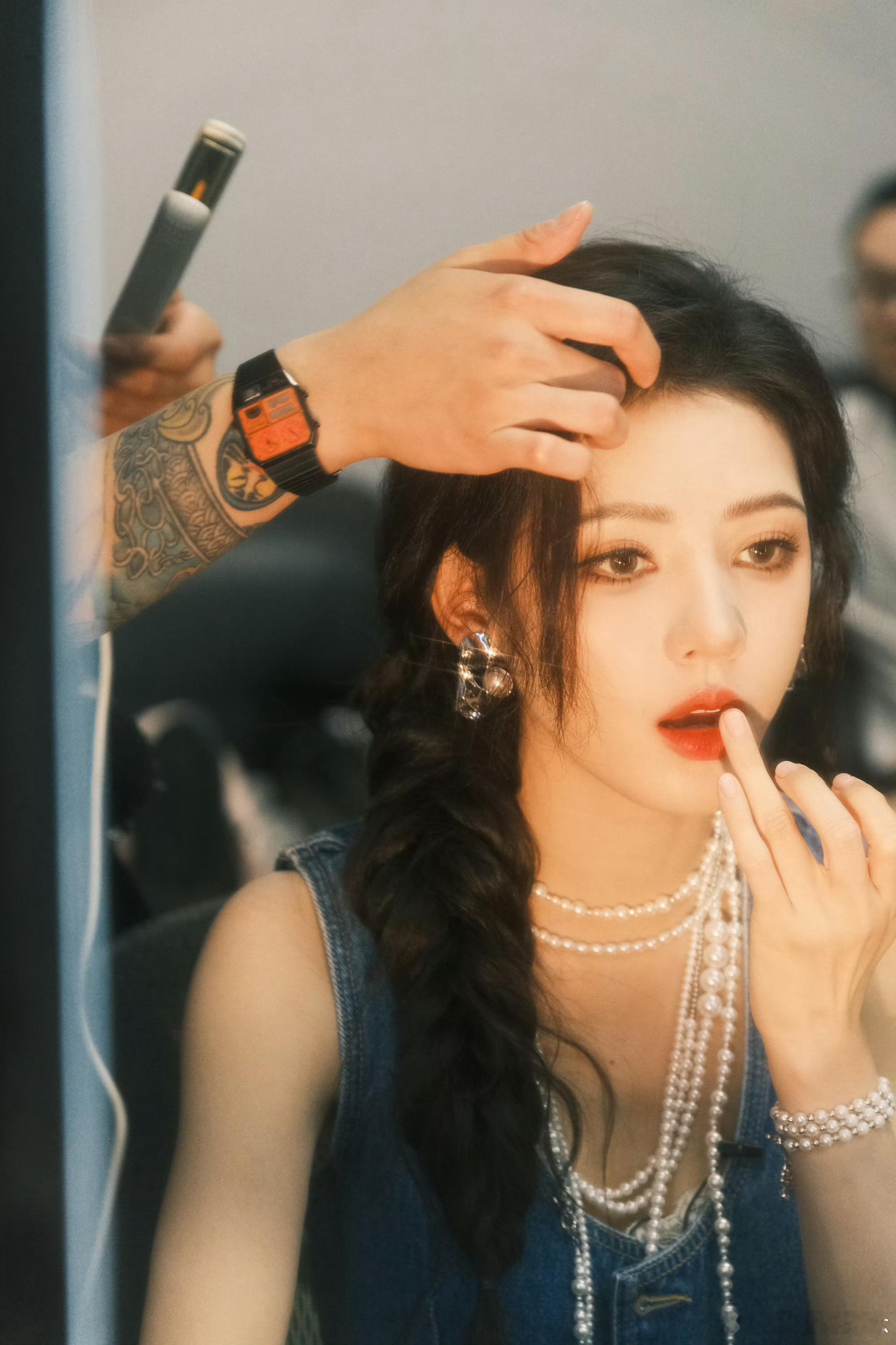 #张予曦项链叠戴#这是谁家的公主！[馋嘴]张予曦你就是我的美女姐！珍珠项链叠戴搭