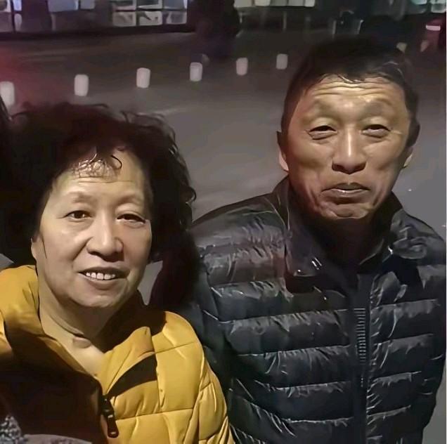 这是张雪峰的父母，一对平凡普通的夫妻。张雪峰出生于齐齐哈尔富裕县，那是个贫困县，