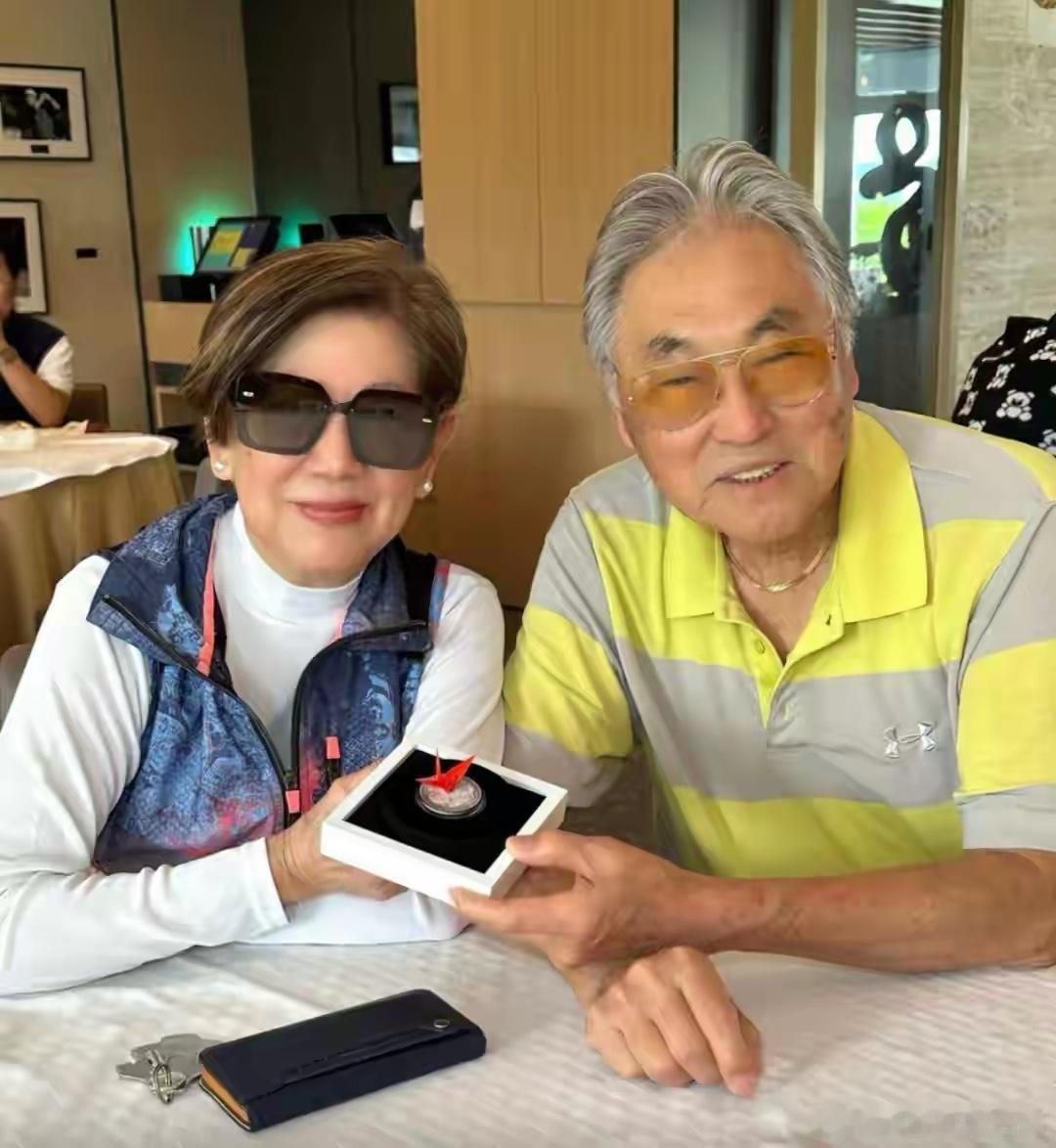 87岁港星与90岁丈夫结婚60周年，夫妻回香港探亲，四代同堂照曝光现年87岁的知