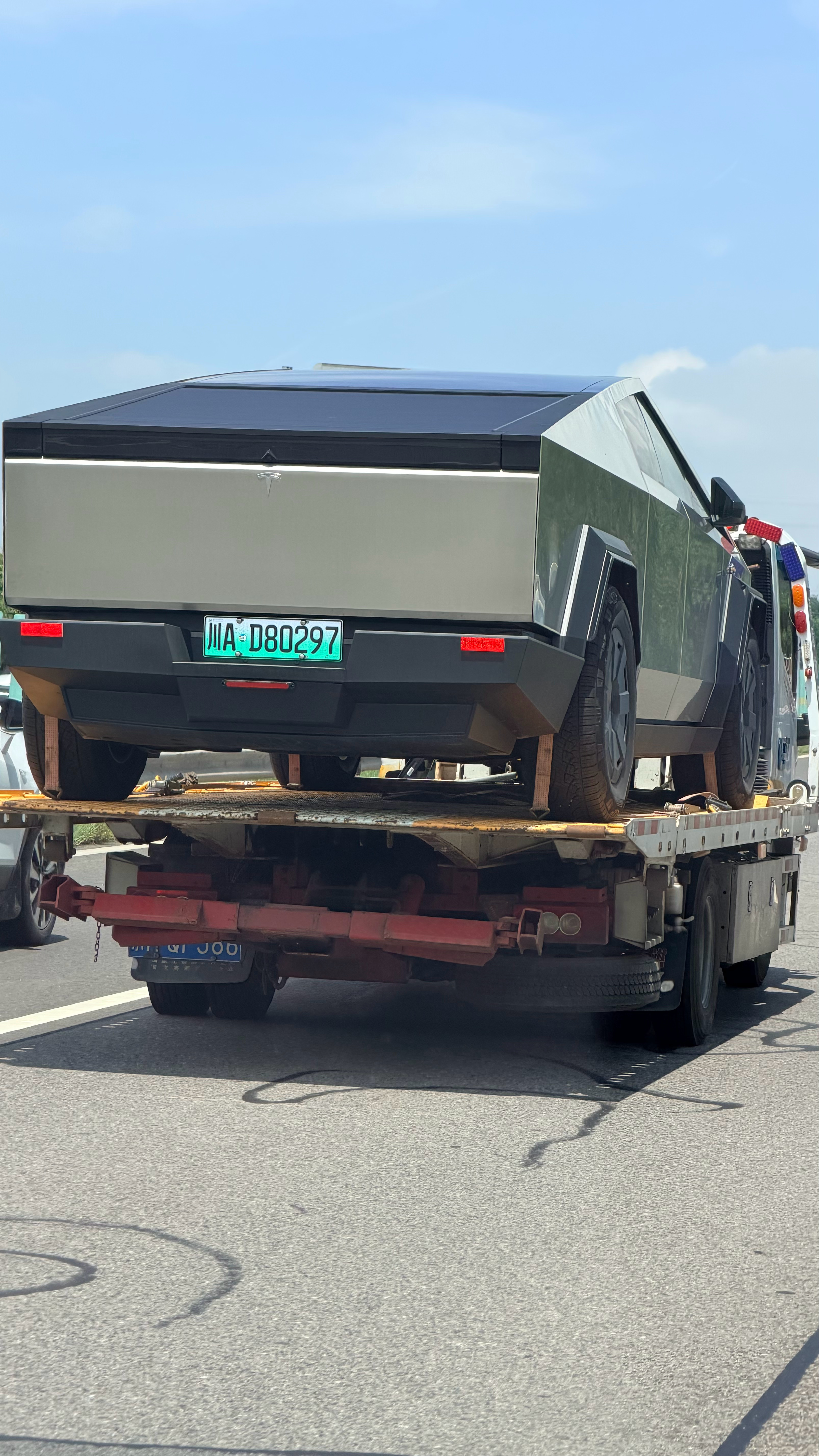 这台川 A 绿牌的 Cybertruck 是不是个明星车了？国内现在有几台？ 