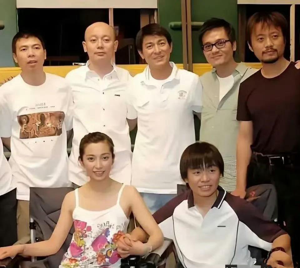 20年前的电影圈，真好
没有番位之争
5个大咖居然在后面站着
而咖位最小的王宝强
