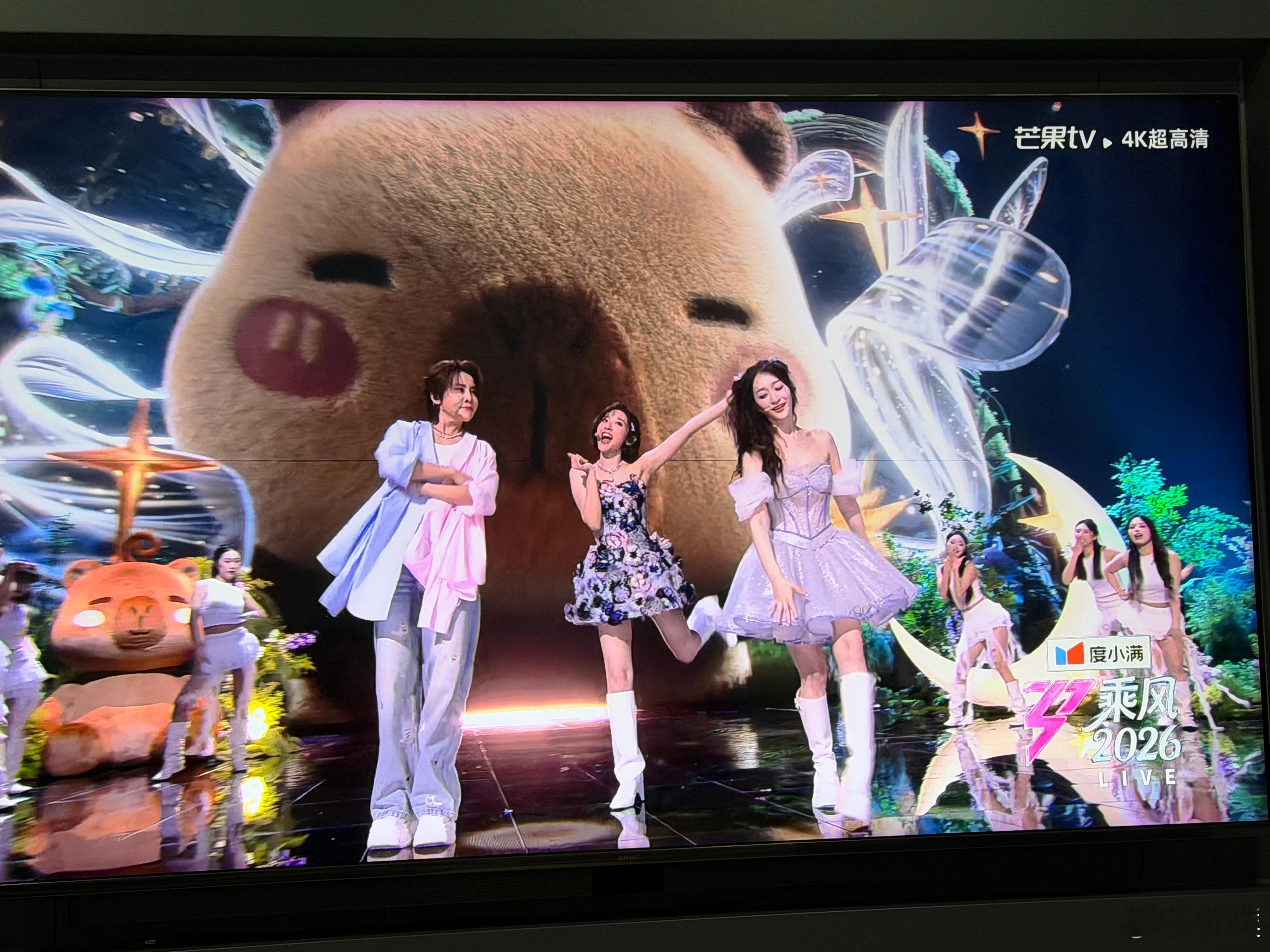 乘风2026今天的直播演唱比昨天真诚多了。李小冉，王濛，唐艺昕，这仨又好看又好笑